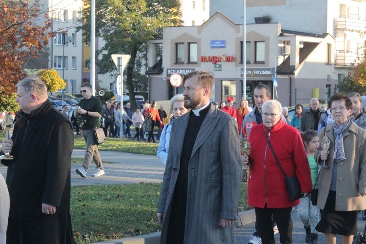 Po Wodzisławiu święci chodzą uśmiechnięci w marszu Wszystkich Świętych, ab